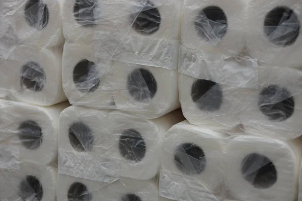 Текстура Белых Рулонов Туалетной Бумаги Целлофановой Упаковке — стоковое фото