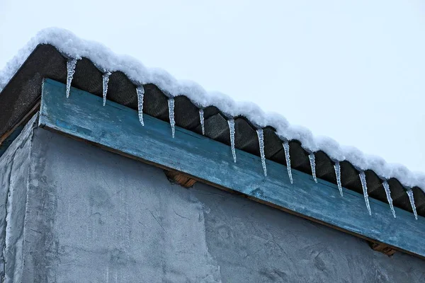 Buz Sarkıtları Gri Beton Duvara Kar Altında Çatıda Bir Dizi — Stok fotoğraf