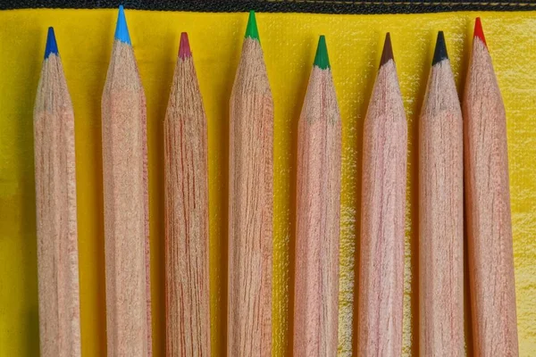 Bir Satır Sarı Bir Arka Plan Üzerinde Kahverengi Ahşap Kalemler — Stok fotoğraf