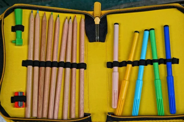 Penanda Berwarna Dan Pensil Kayu Dalam Kotak Kuning Terbuka — Stok Foto