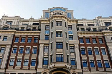 Windows ve balkon gökyüzü üzerinde güzel çok katlı ev