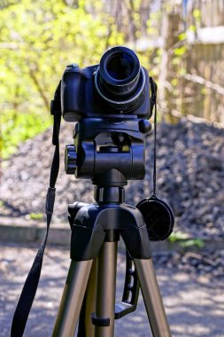 Siyah kamera bir tripod ayakta sokakta
