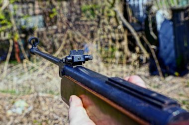 Güneşli bir günde elinde havalı tüfek