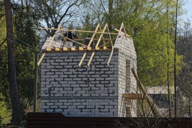 Beyaz bina yapım aşamasında bir tuğla bir inşaat sitesinde boş windows ile gelen