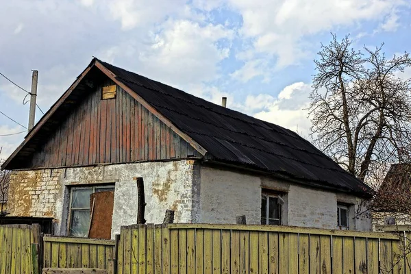 Retro Dom Wsi Drewnianym Płotem — Zdjęcie stockowe