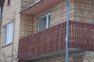 plakalar ve pencere tuğla duvar kahverengi ahşap balkon açık