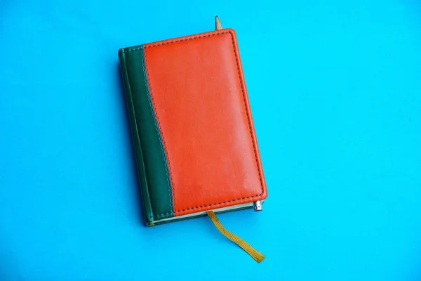 Cuaderno Cuero Rojo Verde Lápiz Sobre Una Mesa Azul — Foto de Stock