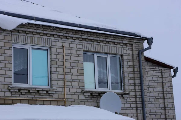 Фасад Серого Частного Кирпичного Дома Окнами Крышей Белым Снегом Фоне — стоковое фото