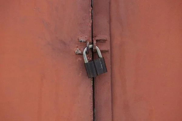 Cadeado Cinza Pendurado Uma Porta Ferro Vermelho — Fotografia de Stock