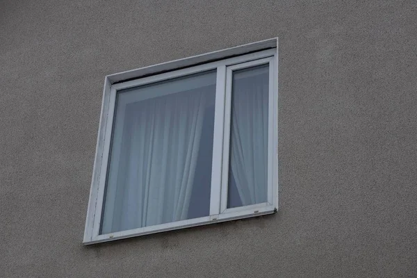 Ein Weißes Quadratisches Fenster Einer Grauen Wand — Stockfoto