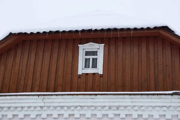 Коричневый Деревянный Чердак Небольшим Окном Рядом Сосульки Крыше Снегом — стоковое фото