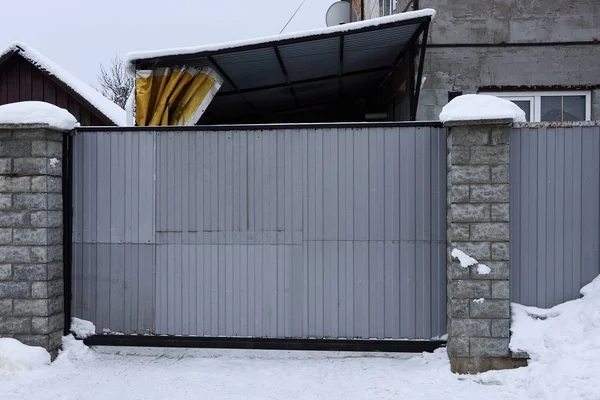灰色の金属ゲートと白い雪の通りにフェンス部 — ストック写真