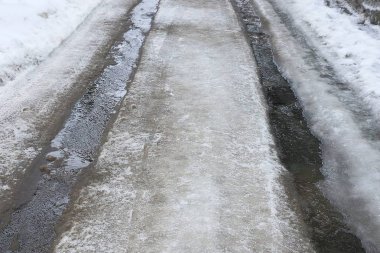 gri çamur ve beyaz kar ile yolun bölümü