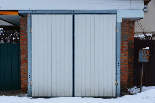 Puerta Plástico Cerrada Gris Una Pared Ladrillo Garaje Exterior Nieve — Foto de Stock