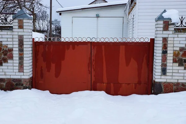 Old Wet Red Metal Gate Snowdrift — Stock Photo, Image