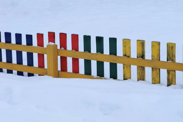 Kleine Gekleurde Houten Decoratief Hek Een Sneeuwjacht Witte Sneeuw — Stockfoto