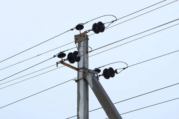 Parte Pilar Concreto Cinza Com Fios Pretos Contra Céu — Fotografia de Stock