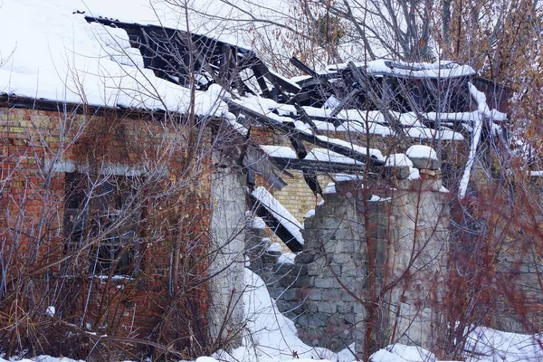 Vieja Casa Ladrillo Marrón Arruinado Con Ventanas Negras Vacías Nieve —  Fotos de Stock