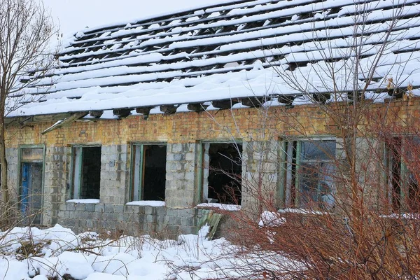 Vieja Casa Ladrillo Marrón Ruinas Con Ventanas Negras Vacías Nieve —  Fotos de Stock