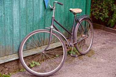 Ahşap bir yeşil duvar arka plan üzerinde Retro Bisiklet 