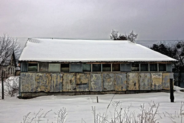 Edificio Apartamentos Gris Con Nieve Techo — Foto de Stock