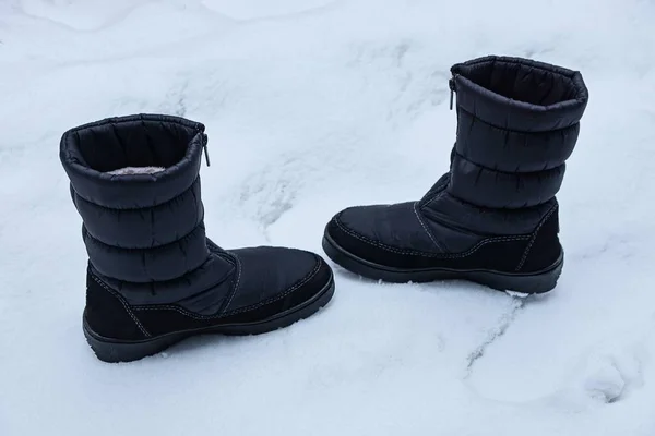 Dos Grandes Botas Negras Materia Pie Sobre Nieve Blanca Calle —  Fotos de Stock