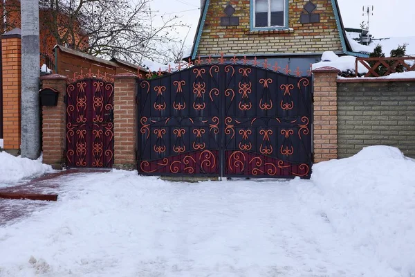 Portão Metal Vermelho Com Padrão Forjado Cerca Marrom Tijolo Neve — Fotografia de Stock