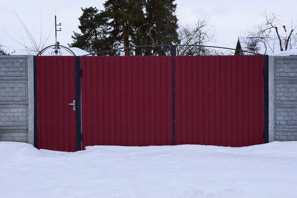 Puertas Metal Rojo Parte Una Cerca Hormigón Gris Nieve Blanca — Foto de Stock