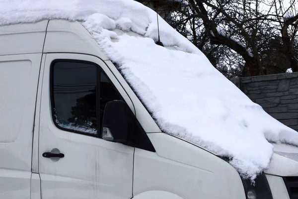 Große Graue Kabine Unter Einer Schneewehe Aus Weißem Schnee — Stockfoto