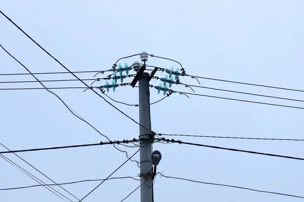 Parte Pilar Concreto Cinza Com Fios Pretos Contra Céu — Fotografia de Stock