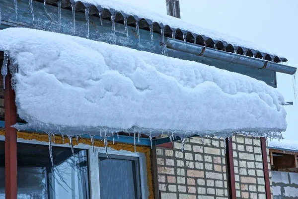 Eine Reihe Von Eiszapfen Auf Dem Dach Der Veranda Unter — Stockfoto