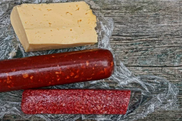 Dois Paus Vermelhos Salsicha Salame Pedaço Queijo Uma Mesa Madeira — Fotografia de Stock