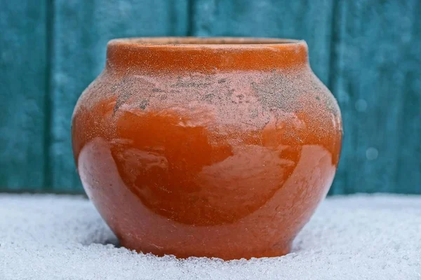 Vaso Cerâmica Velho Sujo Marrom Vazio Fica Neve Branca Fundo — Fotografia de Stock