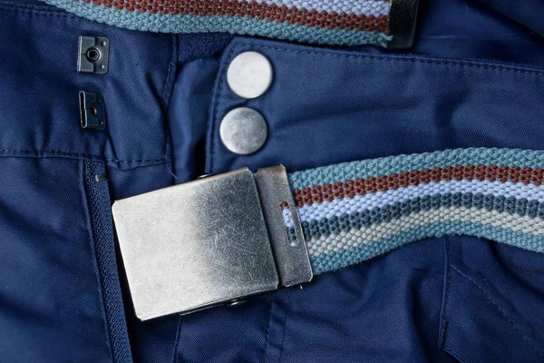 Niebieskie Spodnie Przycisków Zip Pasiasty Pas Klamrą Żelaza — Zdjęcie stockowe