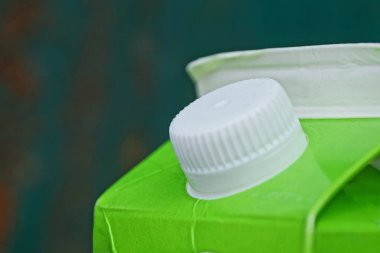 biteviye-in yeşil kesekağıdı süt beyaz plastik tıpa ile kaplı