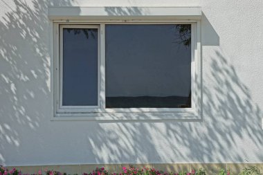 bir özel ev gri duvar büyük pencere