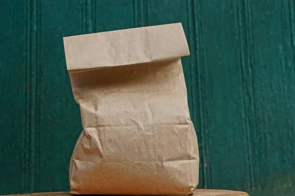 Una Gran Bolsa Papel Marrón Sobre Una Pared Anudada —  Fotos de Stock