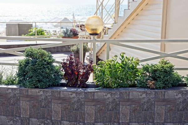 Parte Valla Decorativa Con Tablas Blancas Una Base Piedra Con — Foto de Stock