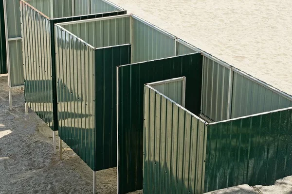Eine Reihe Grüner Metallhütten Zum Umziehen Strand — Stockfoto