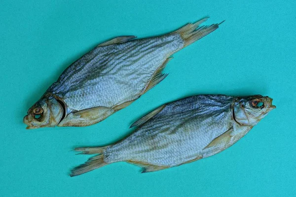 Dois Grandes Peixes Salgados Secos Cinzentos Fundo Verde — Fotografia de Stock