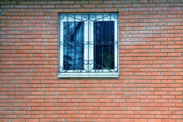 Parte Una Pared Ladrillo Marrón Con Una Ventana —  Fotos de Stock