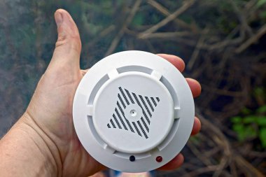 El ile bir yuvarlak beyaz duman algılayıcı