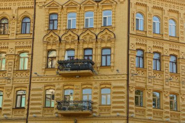 Balkonlu ve windows cephesinde kahverengi ev parçası