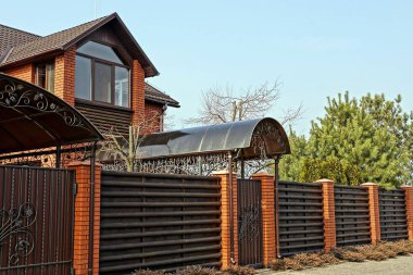 Pencere ve Arduvaz çatılı bir binanın dış cephe