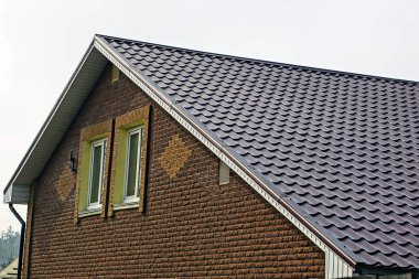 Penceresi olan bir binanın ön cephesi