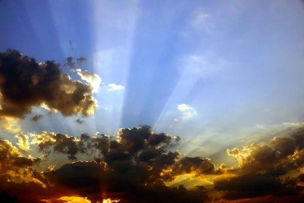 Sonnenstrahlen Durch Schwarze Wolken Blauen Himmel — Stockfoto