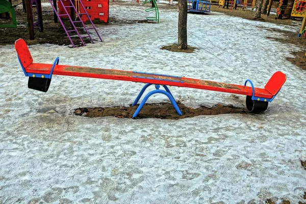 Seggiolino Colorato Bambini Nel Parco Giochi Invernale — Foto Stock