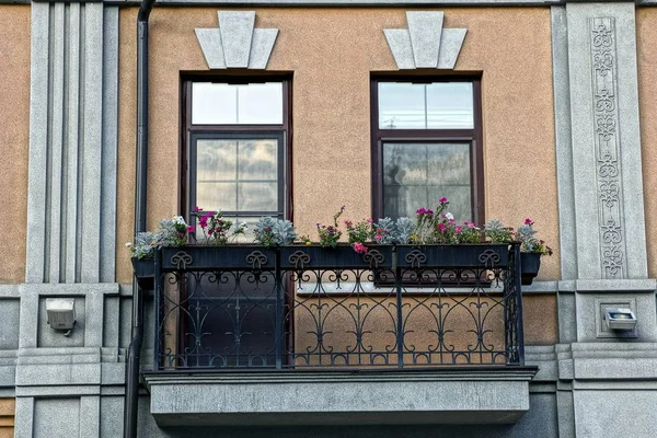 Otwórz Żelazny Balkon Ukwieconym Balkonem Ścianie Domu Windows — Zdjęcie stockowe