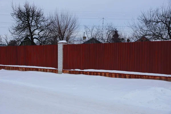 Long Red Metal Fence White Snow — Stock Photo, Image