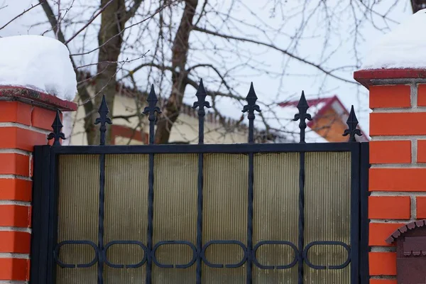 Svart Kraftig Järnstänger Metall Gates Och Del Tegel Staket Vit — Stockfoto